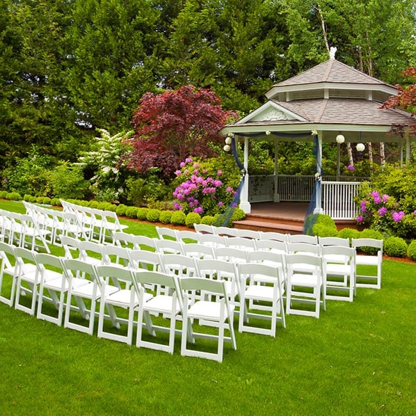 los baños de renta para fiestas cuentan con medidas de seguridad como pasamanos y pisos antideslizantes para evitar accidentes durante el evento